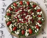 Une image de l'étape 5 de Salade courgettes tomates cerises groseilles feta saucisses grillées et céleri.