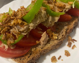 Foto del paso 1 de la receta: Tostada de tomate, bonito, pimiento verde, cebolla crujiente y aove