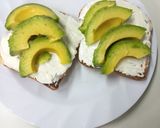 Foto del paso 2 de la receta: Avocado Toast con Tomate y Huevo