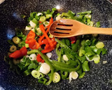 Foto del paso 2 de la receta: Merluza con verduras al papillote