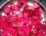 देसी लाल गुलाब का पन्ना (शरबत) रेसिपी चरण 1 फोटो