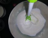 A picture of step 2 of Semolina Beetroot steamed cake.