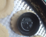Foto del paso 3 de la receta: Galletitas coronita con cubierta de jalea de frambuesa🍪🍇🍇