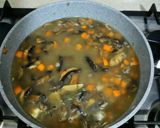 صورة لخطوة 2 من وصفة شوربة الفطر المفضلة لعائلتي 😋