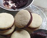 Foto del paso 2 de la receta: Alfajorcitos Con Relleno de Dulce De Leche Y Chocolate