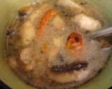 A picture of step 2 of Miso soup with mushrooms.