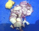 Foto langkah ke 1 dari resep Oseng Oseng Mercon Ayam Sederhana.