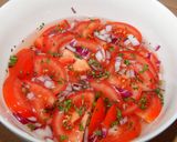 Ecetes paradicsomsaláta recept fázis 5 fotója