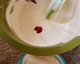 Foto langkah ke 4 dari resep Bolu Kukus Mekar Kreasi Merah Putih.