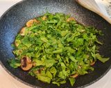 Foto del paso 5 de la receta Pollo en salsa cremosa de champiñones y espinacas
