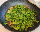 Foto del paso 5 de la receta: Pollo en salsa cremosa de champiñones y espinacas