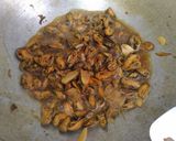 Foto langkah ke 2 dari resep Tumis Kerang masak kecap.