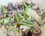 A picture of step 3 of 💚 Sautéed Shiitake Mushrooms and Asparagus with Light Cream (Vegetarian Dish).