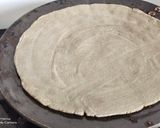 बाजरीची भाकरी तिळ पेरून (bajrichi bhakhri til perun recipe in marathi) रेसिपी स्टेप 3 फोटो 