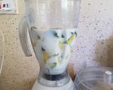 A picture of step 2 of Banana Avacado milkshake.