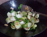 Foto langkah ke 2 dari resep Tumis sawi daging saos tiram.