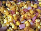 Huevos samba (tocineta, maicitos y plátano maduro)