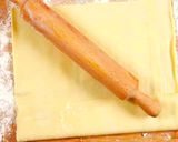 Foto del passaggio 1 della ricetta Pizzette di pasta sfoglia con olive e pomodorini
