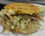 Foto del paso 20 de la receta: Arepa🫓de calabacin🥯y zanahoria rellena de pollo🍗queso🧀cebolla🧅caramelizada y salsa de ajo🧄🌿🥯