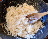 Foto del paso 3 de la receta: Fritos de arroz sobrante con queso 😋
