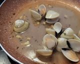 Foto del paso 2 de la receta: Tintorera con almejas en salsa