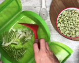Foto del paso 2 de la receta: Habas con jamón y ajetes en Lékué al microondas