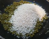 Foto del passaggio 3 della ricetta Risotto piselli e zafferano