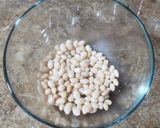 Foto del paso 1 de la receta: Ensalada de alubias y salmón