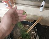 Hình bước làm 2 của món Thịt nạc đùi lợn nấu với nấm hương