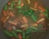 Foto langkah ke 5 dari resep Sop Merah Ayam Wortel Sosis.