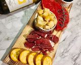 Hình bước làm 1 của món Cheese Plate - Thịt nguội và phô mai
