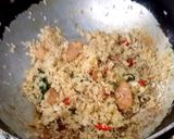 รูปขั้นตอนการทำที่ 4 ของ ข้าวผัดใบกระเพราแหนมไก่