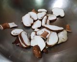 香菇洋蔥炒魚板的食譜步驟3照片