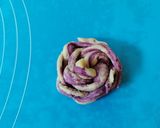 Foto del passaggio 7 della ricetta Pane alle rose con barbabietola e olio evo