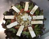 Une image de l'étape 10 de Salade aux tomates, feta, oignon italien et pistaches.