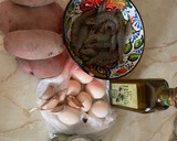 Foto del paso 1 de la receta: Huevos rotos con langostinos al ajillo y patatas pajas