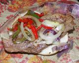 Foto del paso 14 de la receta: Churrasquitos a las 3 cebollas y a los 3 ajíes (en disco de arado o bifera)