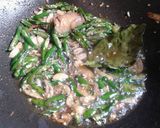 Foto langkah ke 3 dari resep Tongkol cuwe' cabe hijau.
