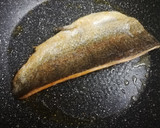 Foto del paso 2 de la receta: Trucha asalmonada a la plancha