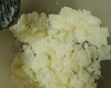 Foto del paso 6 de la receta: Buñuelos de puré de papas, abadejo, palitos de cangrejo y cebolla sofrita con ensalada