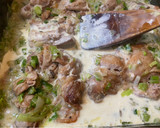 Foto del paso 3 de la receta: Muslitos de pollo deshuesado con salsa de puerros