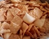 Foto langkah ke 1 dari resep Kulit Pangsit Goreng Pedas ala anak kos.