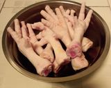 Foto langkah ke 1 dari resep Kaldu Ceker Ayam (MPASI 6 Bulan).