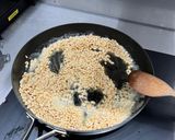 A picture of step 2 of Irmik Helvası (Semolina Halva).