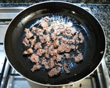 Foto del paso 3 de la receta: Manteca "colorá"casera con carne. Partimos de los chicharrones
