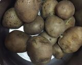 Tojásos, hagymás krumplisaláta, titkos összetevővel recept fázis 1 fotója