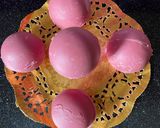 A picture of step 4 of Pink tea chocolate bombs.