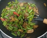 Foto langkah ke 2 dari resep Tumis Buncis Jamur.