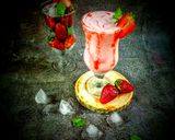 A picture of step 3 of Strawberry lassi.