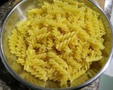 Hình bước làm 3 của món Mỳ Fusilli Với Broccoli Sốt Kem
